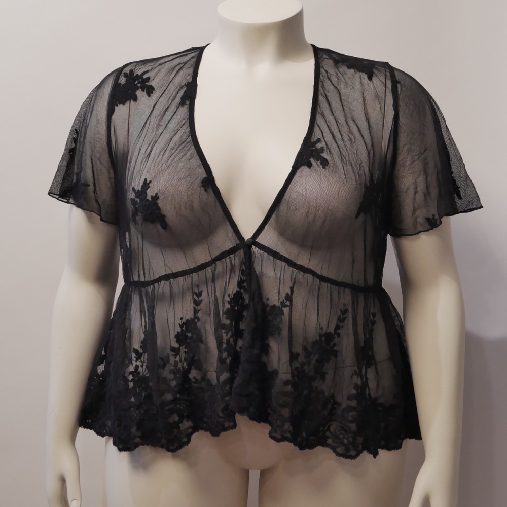 Torrid Plus 2X Short Sleeve Mesh Embroidered Kimono with Button Closure NWOT